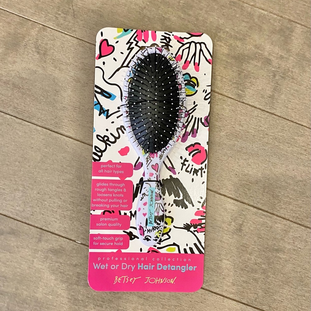 🎀 Betsy Johnson 🎀 BNWT Detangler Hair Brush